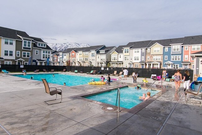 Building Photo - Amazing Townhome in Edgewater Community