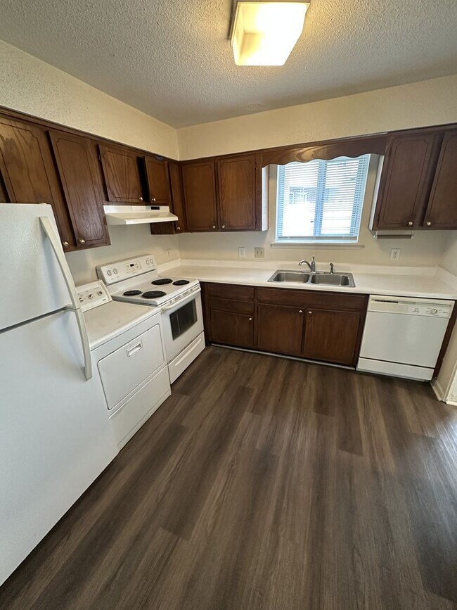 Building Photo - 3 Bedroom 2.5 Bathroom Condo!