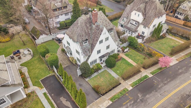 Building Photo - 42 Tanglewylde Ave