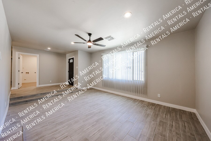 Building Photo - 1704 E Pickrell Dr
