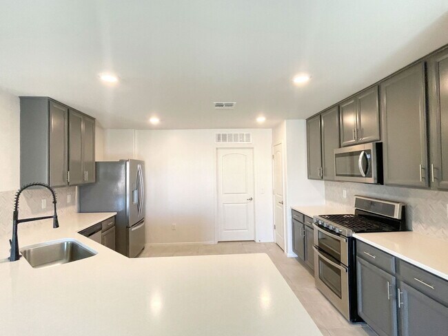 Building Photo - 8010 S Golden Bell Dr