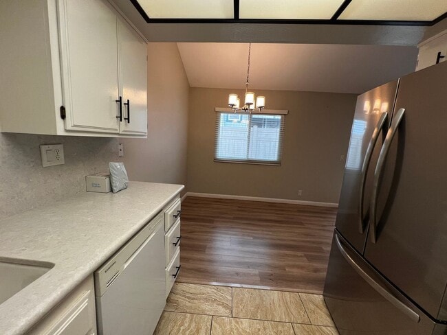 Building Photo - 2 Bedroom 1.5 Bath Townhouse Condo for Rent in the Heart of Monrovia