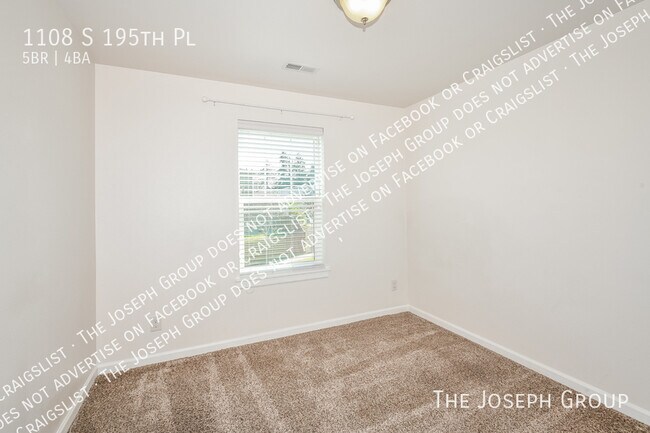 Building Photo - 1108 S 195th Pl
