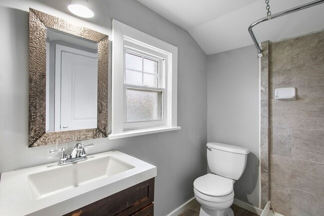 Building Photo - $2,000 / 3 br / 2.0 ba / 1,249 sqft