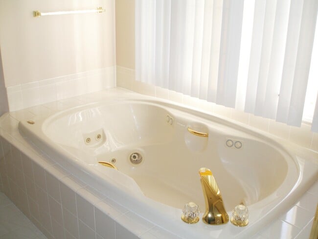 Building Photo - 45866 Fountain View Dr