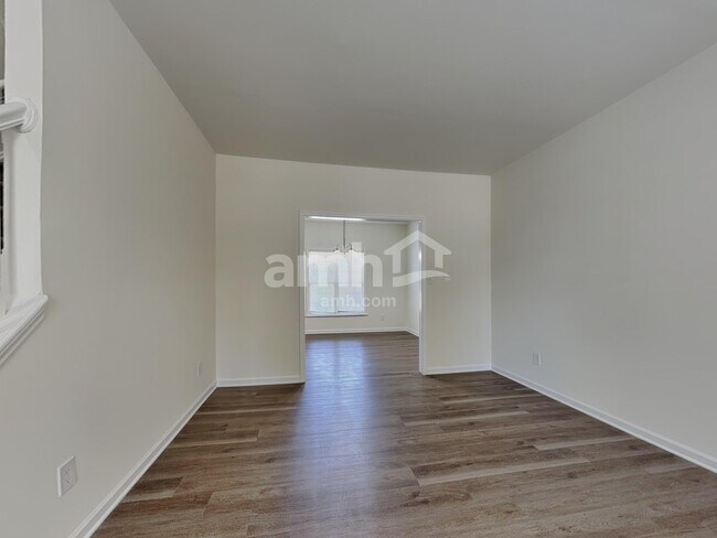 Building Photo - 105 Village Club Ln