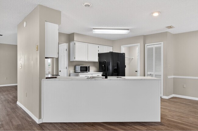 Building Photo - 802 Arietta Cir N