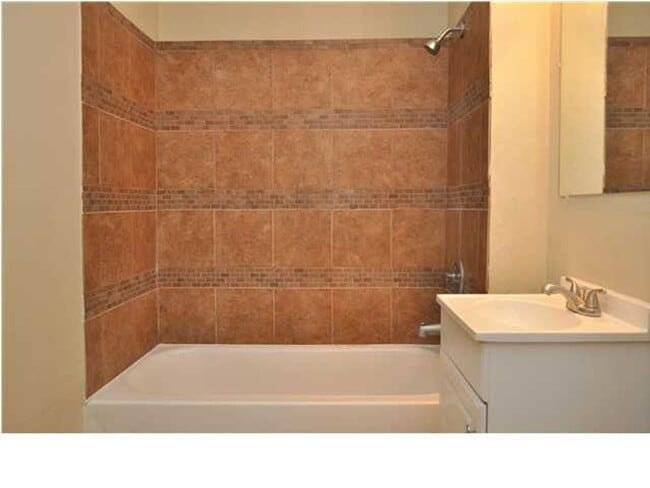 Building Photo - Charming 4-Bedroom, 2-Bathroom Home with T...