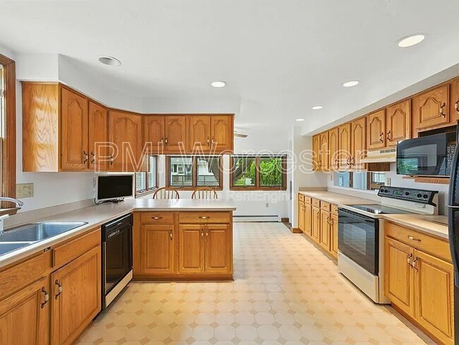 Building Photo - 178 Massasoit Rd