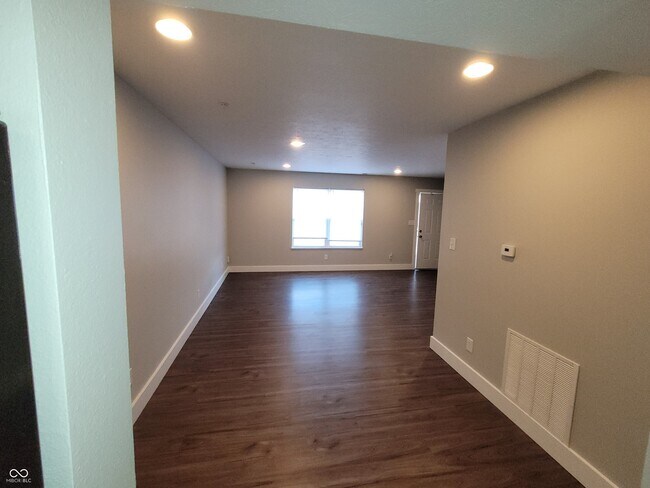 Building Photo - 144 E Center Dr