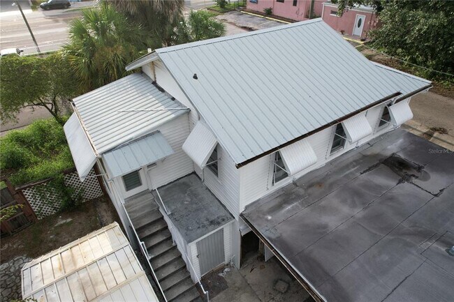 Building Photo - 6506 N Wellington Ave