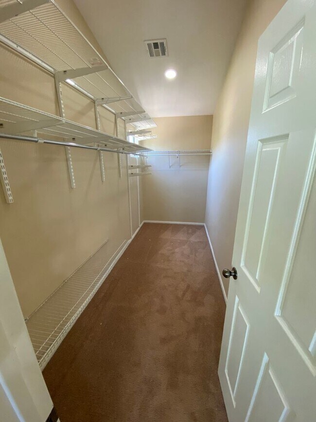 Building Photo - Wonderful 3 bed/2.5 bath home located in the South End of Vegas