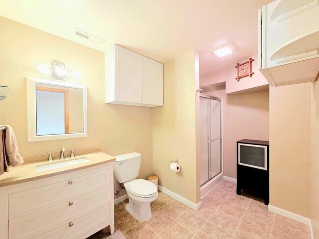 Building Photo - Gorgeous 4 Bed, 3 Bath Home w/ STUNNING RI...