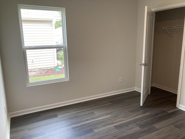 Building Photo - 129 Kings Acre Ct