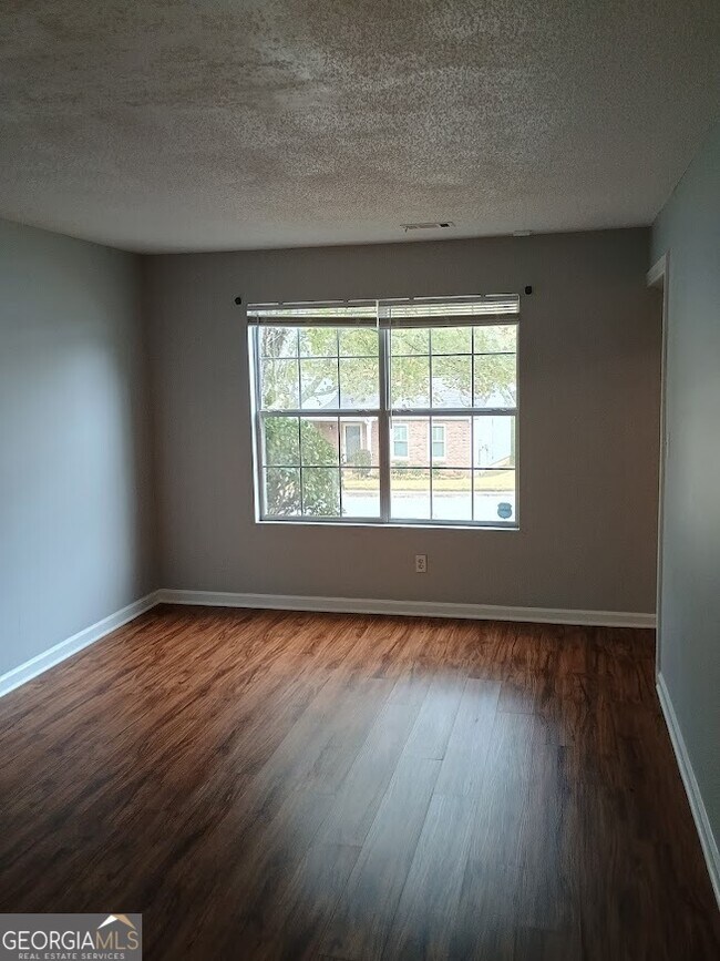 Building Photo - 7355 Drake Ave