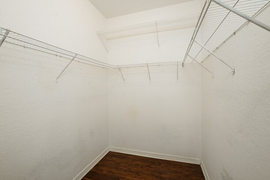 Building Photo - 6033 Live Oak Dr