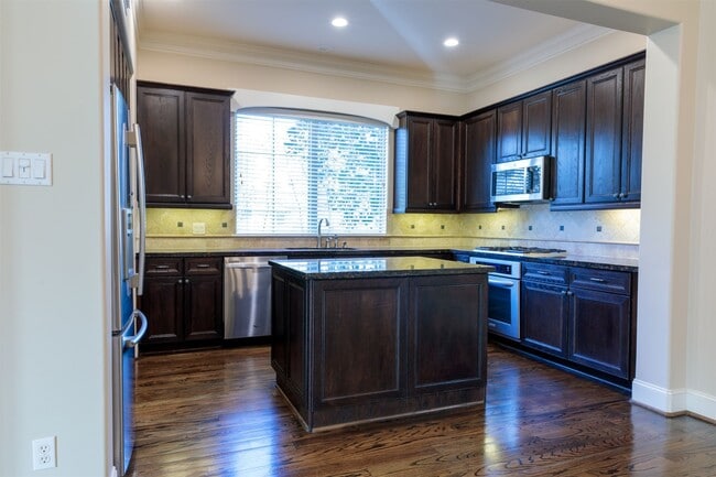 Building Photo - 2101 Elmen St