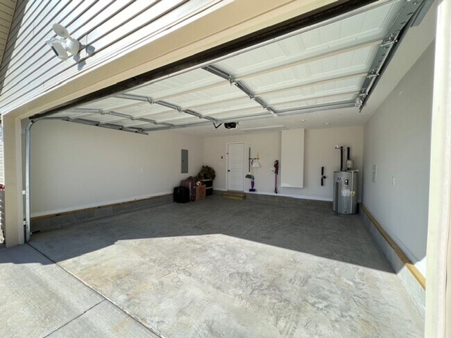 Building Photo - Beautiful Home Coming Soon!