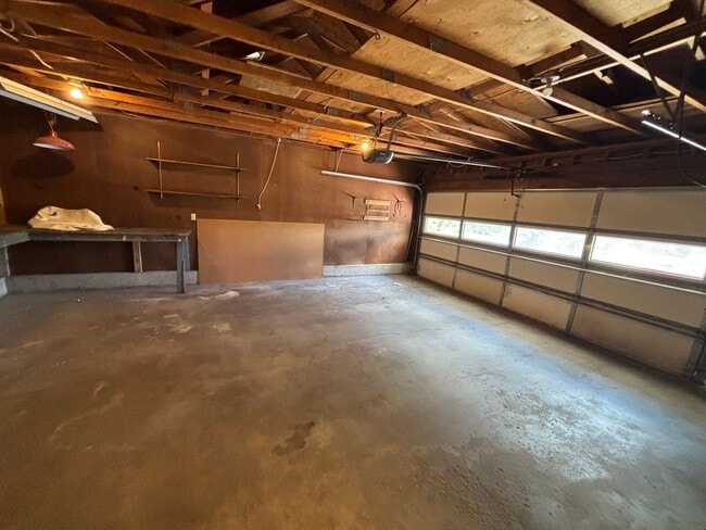 Building Photo - Great University Area Home!