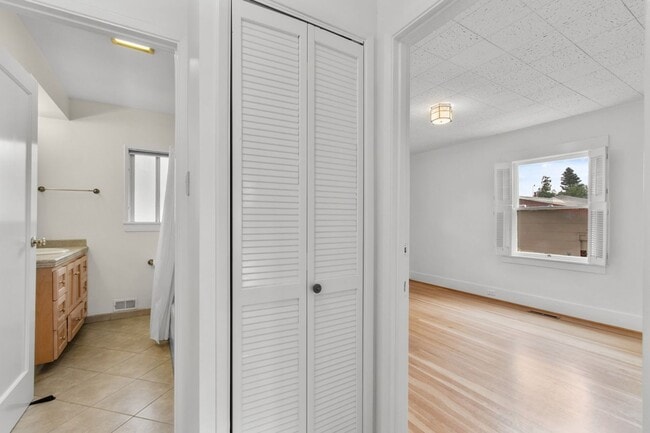 Building Photo - Upper Dimond/Lincoln Highlands Wonderful Craftsman Home!