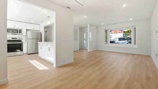 Building Photo - Fully Remodeled 2 Bed 2 Bath Front Unit in Prime Lynnwood Location