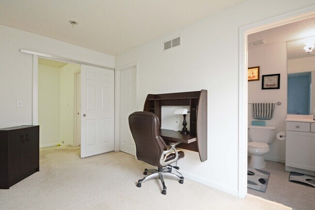 Building Photo - 2-Bed, 3-Bath Townhouse in a Great Location!