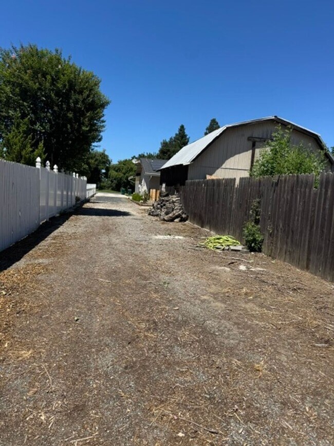 Building Photo - Beautiful 4 Bedroom 2 Bathroom Home with Solar!