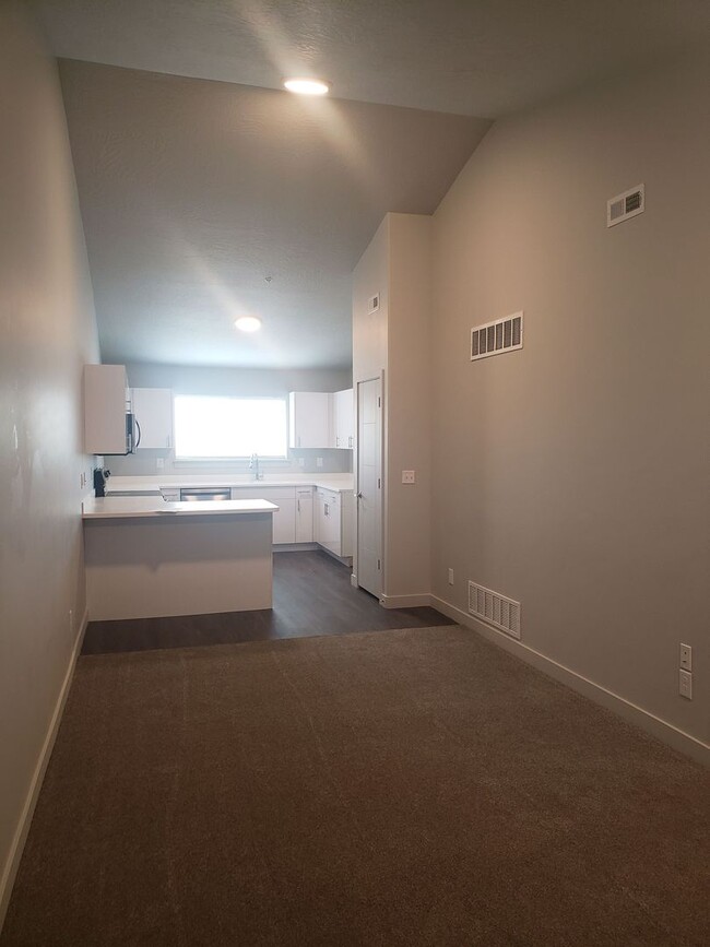 Building Photo - New 2 Bed 1 Bath in Orem!!