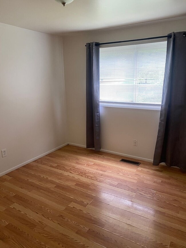 Building Photo - Newly painted 3 bedroom 1 bathroom bi-leve...