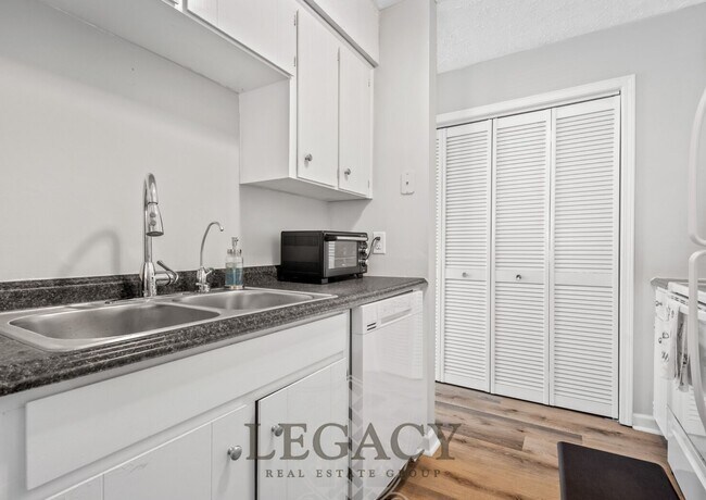 Building Photo - 748 Lake Terrace Dr