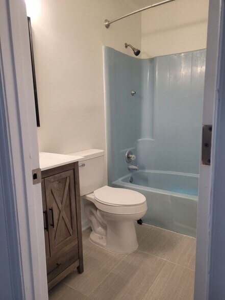 Building Photo - 2605 Vineyard St