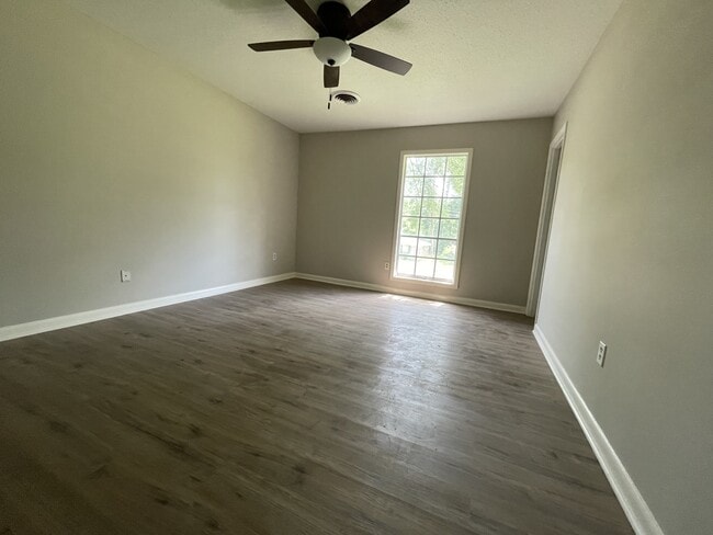 Building Photo - 1422 Wooddell Dr