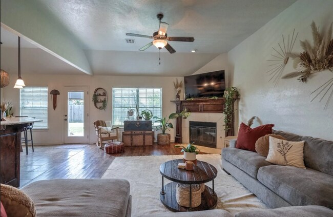 Building Photo - Prime Location! 3 bed/ 2 bath! Coming Soon!