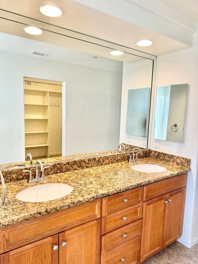 Building Photo - Huge 3 bed 2 bath Home In Storey Park Neig...