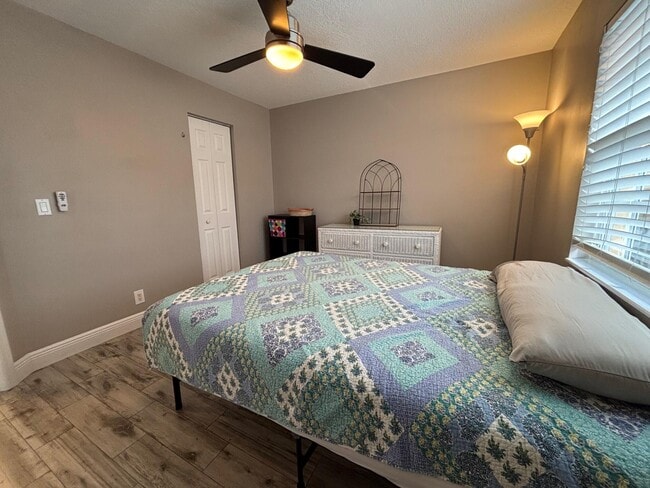 Building Photo - 1035 Lake Shore Dr