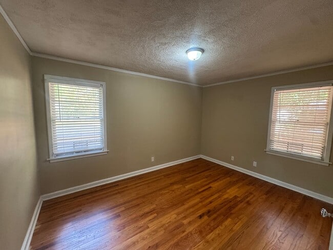 Building Photo - Brick One Level.