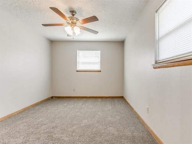 Building Photo - 306 S Mercedes Dr