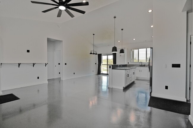 Building Photo - 1495 Oxbow Dr