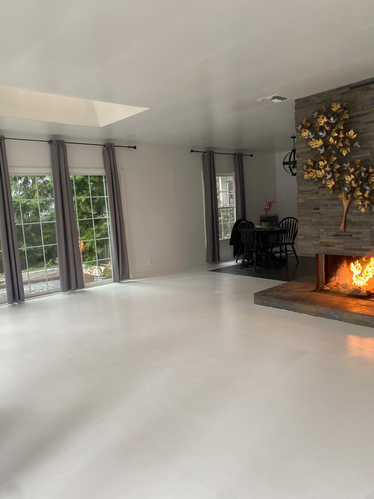 Side view of windows. - 227 Bay St