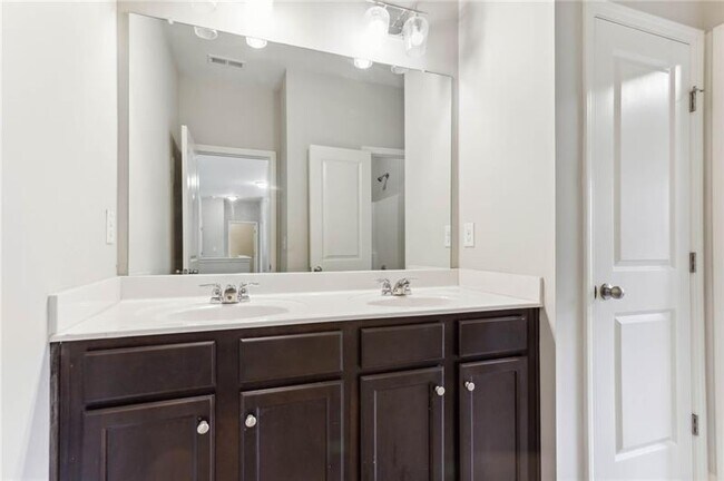 Building Photo - 5530 Mirror Lake Dr