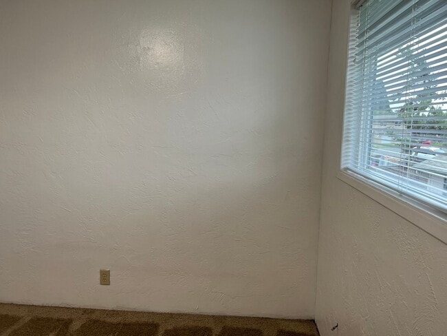 Building Photo - 2 bed 1 1/2 bath duplex in Springfield!