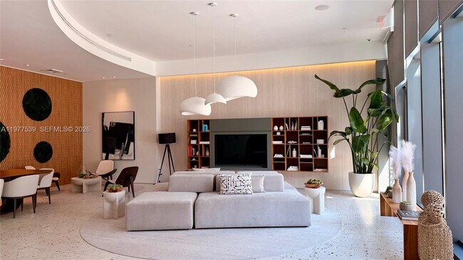 Building Photo - 460 NE 28th St