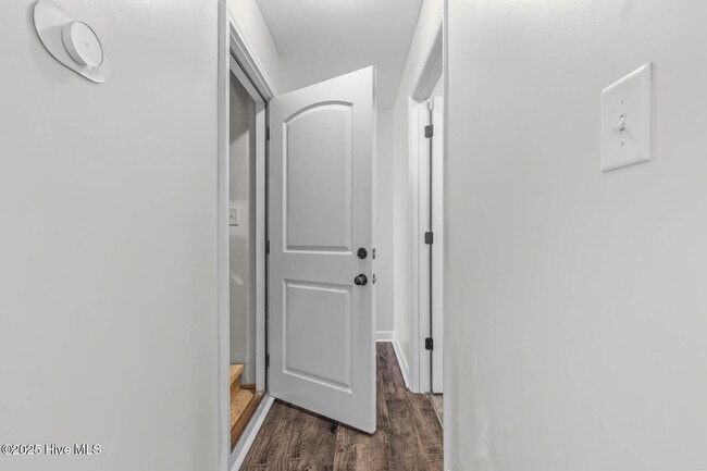 Building Photo - 106 Shallow Ct