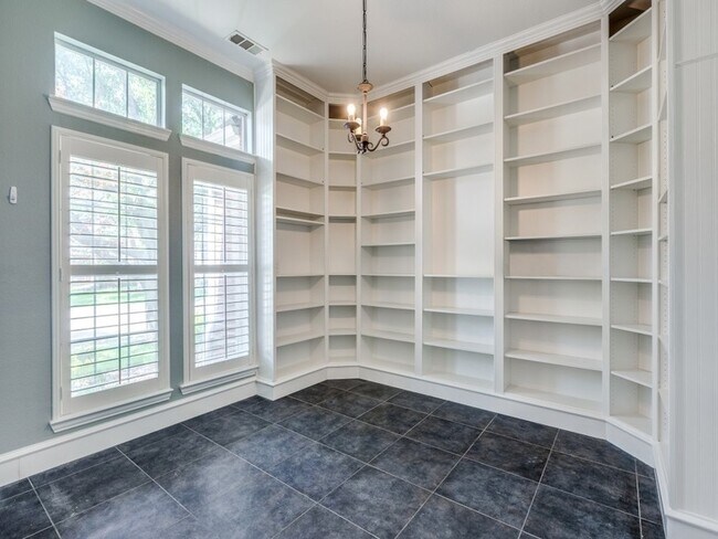 Building Photo - 4684 Old Pond Dr