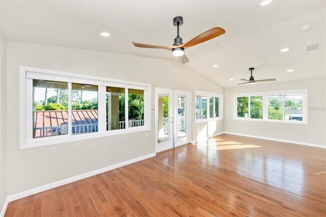 Building Photo - 907 Riviera St