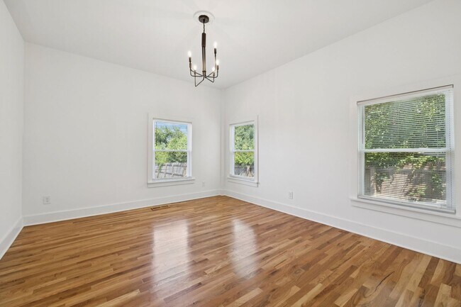 Building Photo - Beautifully Remodeled Home Just Minutes From Downtown Nashville