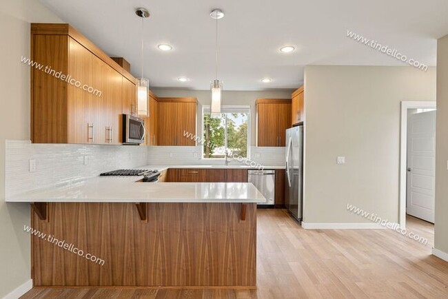 Building Photo - Modern & Spacious 3-Level Townhome with Lu...