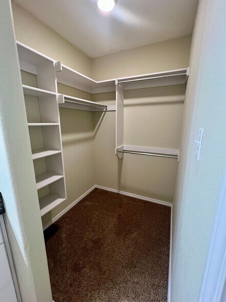 Building Photo - 612 Ridge Point Dr