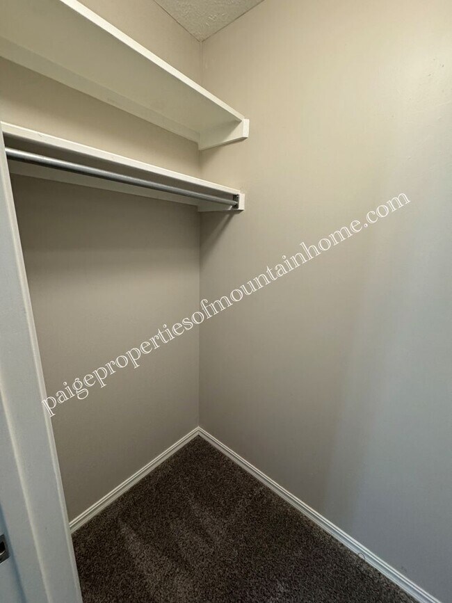Building Photo - Charming 2-bedroom, 1-bath