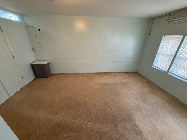 Building Photo - 490 Sunliner Dr